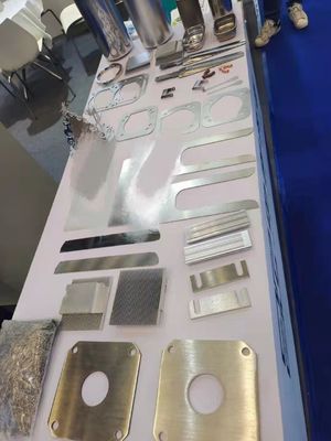 47 кВт Ejon YZ1300SS Двойные двигатели Инвертор управления Deburr оборудование Промышленность панель листов металла Автоматическое песочное сталелитейная машина