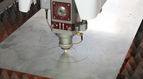 Машина для лазерной резки металлических волокон с непрерывной волновой работой мощностью 1500 Вт
